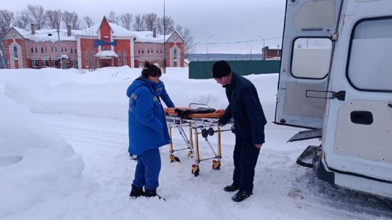 В Звенигово пенсионерку завалило снегом, который сошел с крыши