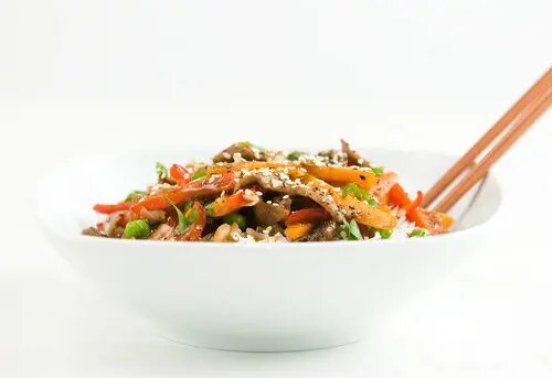 Салат из гороха с беконом и яркими овощами для гурманов