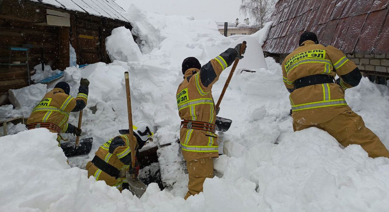 В Марий Эл снежная масса завалила 59-летнего мужчину