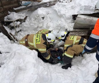 В посёлке Знаменский мужчина пострадал при сходе снега с крыши