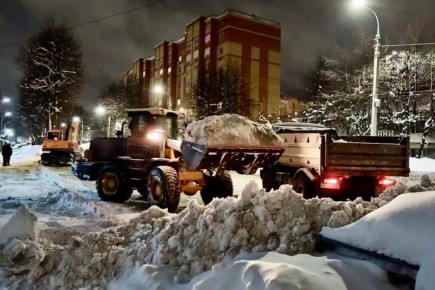 Энергетики Йошкар-Олы по ночам убирают снег