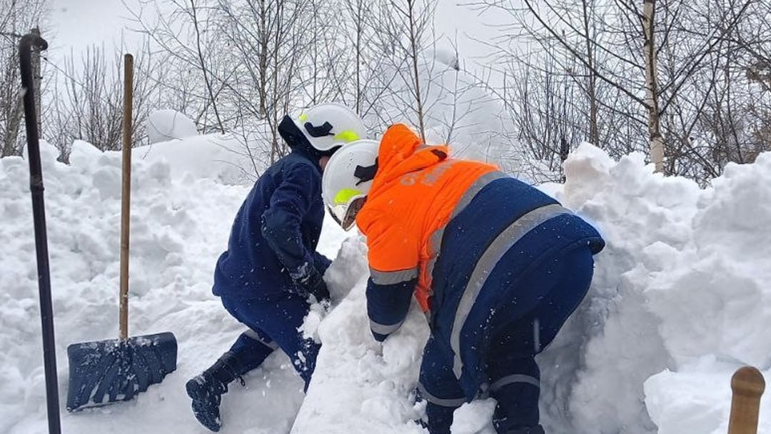 В Йошкар-Оле спасатели откопали мужчину из-под снега, сошедшего с крыши