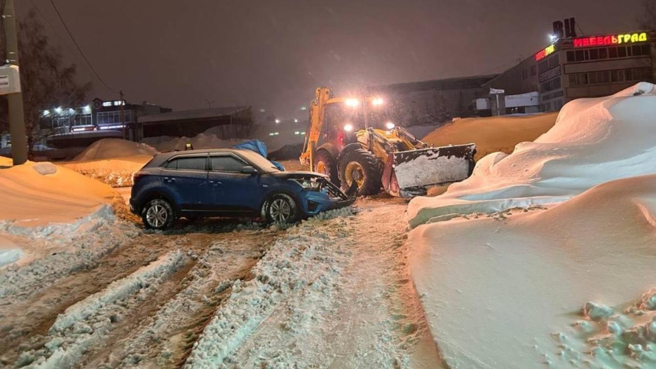 В Йошкар-Оле снегопогрузчик протаранил иномарку