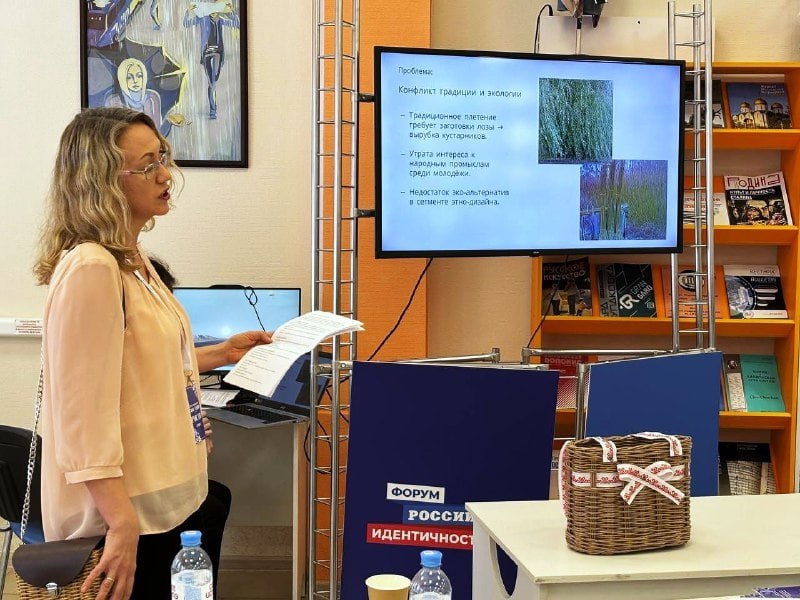 Сумка из бумажной лозы принесла йошкаролинке победу в I всероссийском конкурсе «Сила традиций»