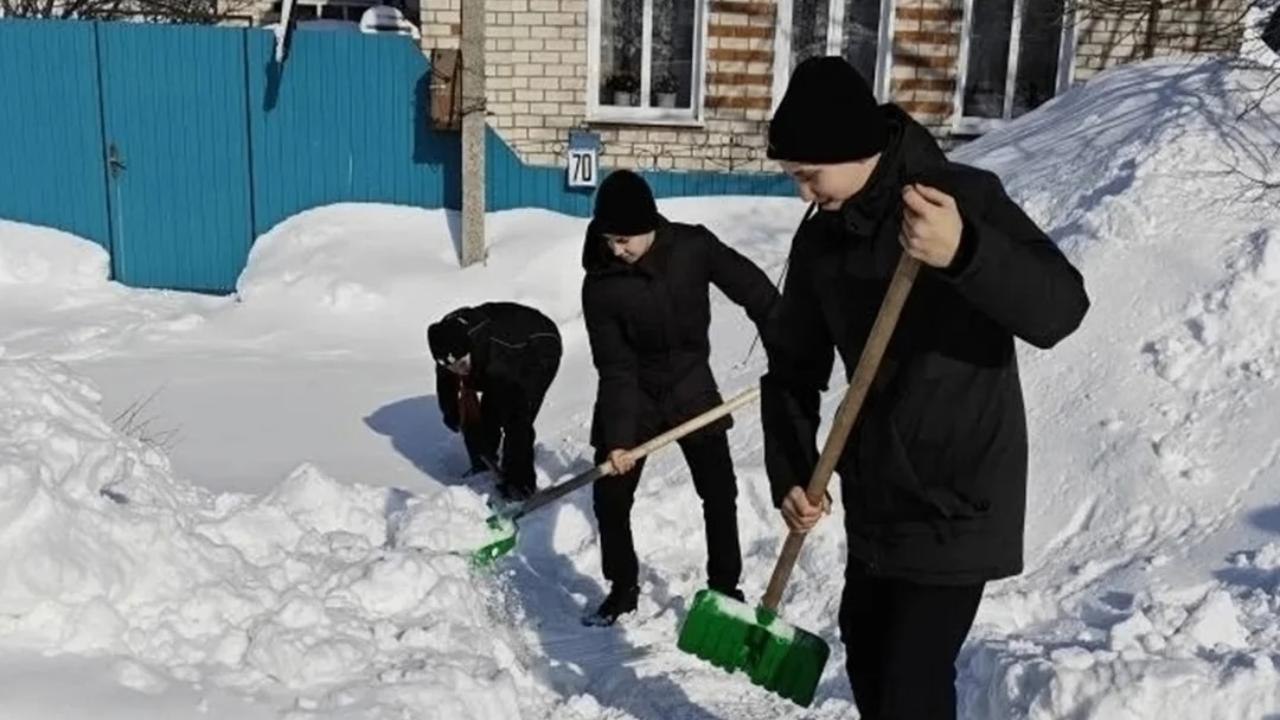 В Параньгинском районе школьники помогли людям с ОВЗ расчистить снег