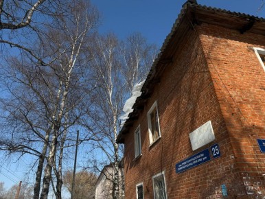 Активное весеннее солнце дает о себе знать: будьте особенно внимательны при проходе под козырьками крыш