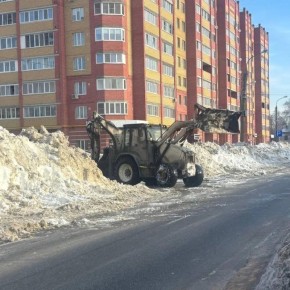 Йошкар-олинские коммунальщики продолжают работу по расчистке улично-дорожной сети от накопившегося за минувшую зиму снега