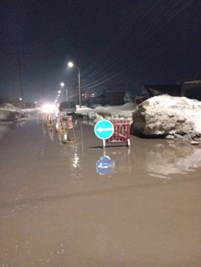 В Волжске из-за больших луж и выбоин временно перекрыли по одной стороне участок дороги между домами №41 и №43 по улице Орлова