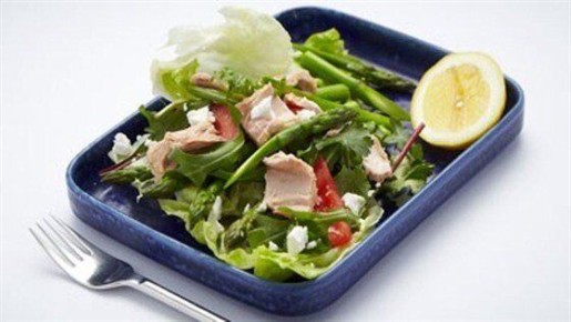 Нежный салат с тунцом и спаржей для легкого ужина