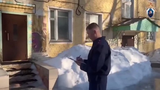 В Йошкар-Оле на женщину с ребенком упала наледь с крыши детского сада