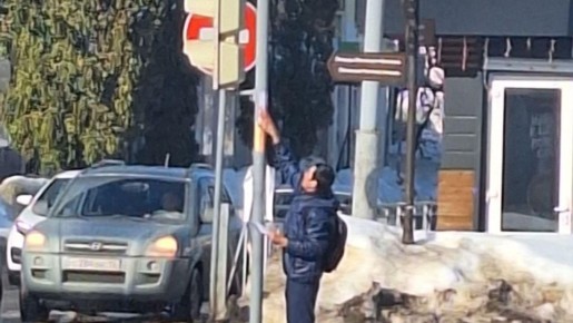В Йошкар-Оле расклейщик рекламы пустился бежать, увидев уборщиков