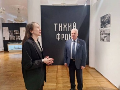 Сенатор РФ Сергей Мартынов посетил в Йошкар-Оле патриотическую выставку «Тихий фронт»