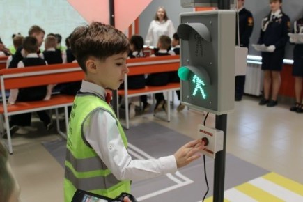 26 марта в йошкаролинской школе №19 прошло торжественное открытие мобильной площадки по безопасности дорожного движения