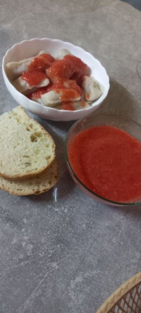 Вечерний уют: пельмени с домашней аджикой для яркого ужина