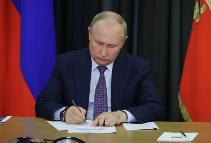 Путин поручил расширить 'кредитные каникулы' для защитников российских границ