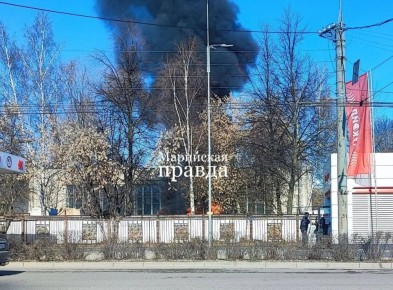 В Йошкар-Оле прямо сейчас пожарные тушат горящий микроавтобус