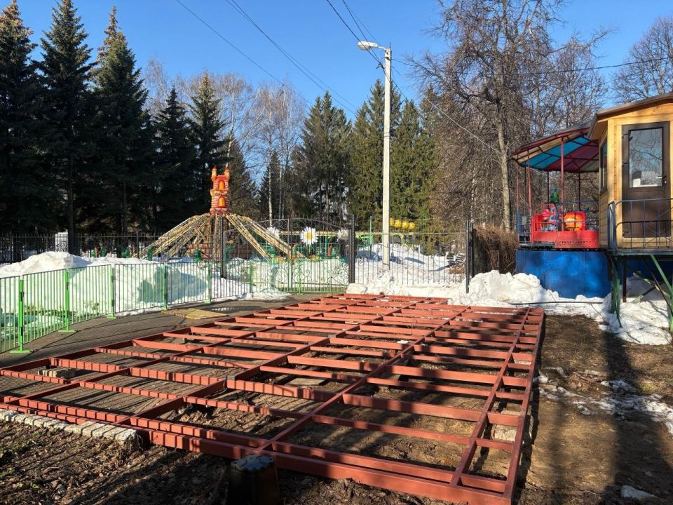 В Центральном парке культуры и отдыха Йошкар-Олы во всю идет подготовка к открытию очередного развлекательного сезона