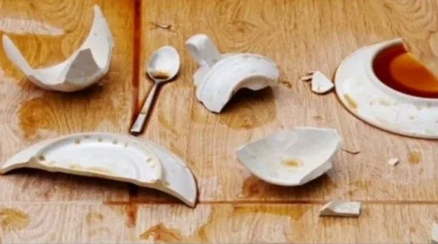 Разбитая посуда в ресторане: знаете ли вы свои права?