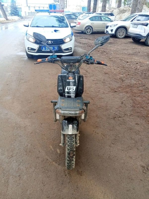 В Волжске пьяный мопедист врезался в припаркованный автомобиль