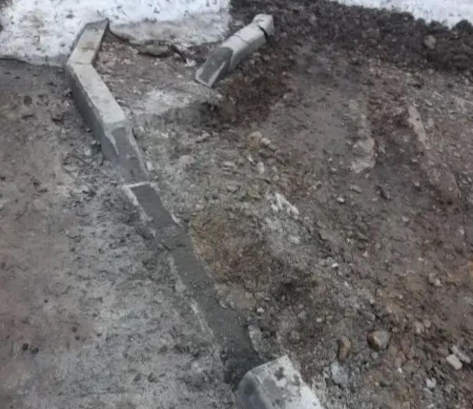 Житель Йошкар-Олы спилил новый бордюр, чтобы парковаться на газоне