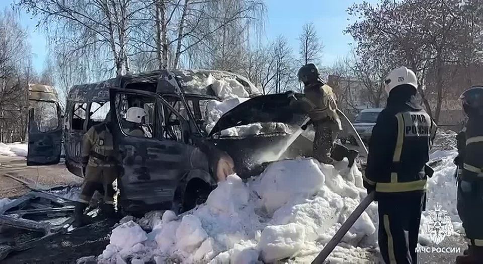Помните вчерашний дым в небе над Йошкар-Олой? Это горел микроавтобус Volkswagen Crafter на Советской