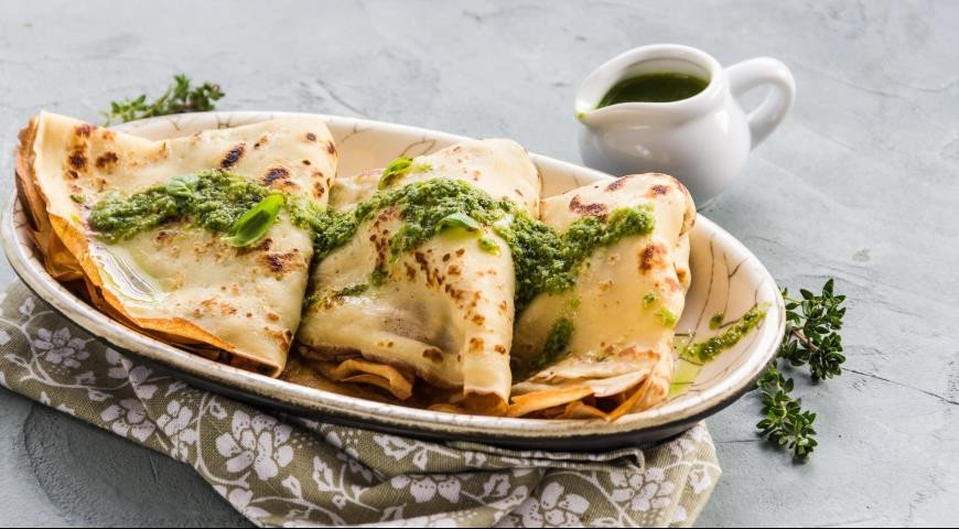 Блинчики с индейкой, помидорами и песто: новый взгляд на классическую кухню