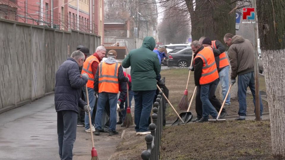 В Йошкар-Оле начался сезон весенних субботников – или, говоря официальным языком, месячник по благоустройству и очистке территорий