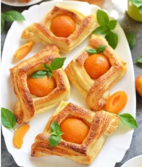 Вкус лета: слоеные пирожные с абрикосами и сливочным сыром