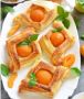 Вкус лета: слоеные пирожные с абрикосами и сливочным сыром