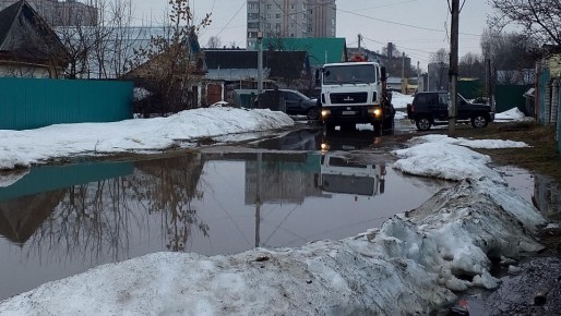 В Волжске в усиленном режиме откачивают воду с затопленных дворов