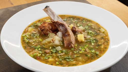 Готовим зиму: сытный суп с копчеными деликатесами для холодных вечеров