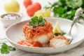 Треска в томатном соусе с оливками и каперсами: вкусный ужин за 25 минут
