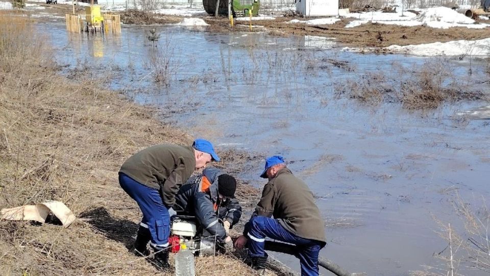 На реке Монага в пригороде Йошкар-Олы установили помпу для перекачки воды