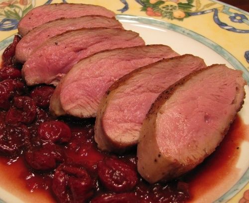 Утиная грудка под вишневым соусом: вкус, который завораживает