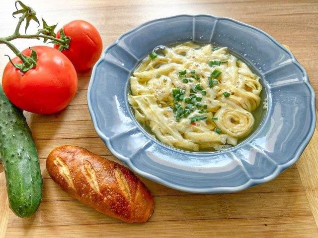 Погружение в мир швабской кухни: ароматный немецкий суп с блинами