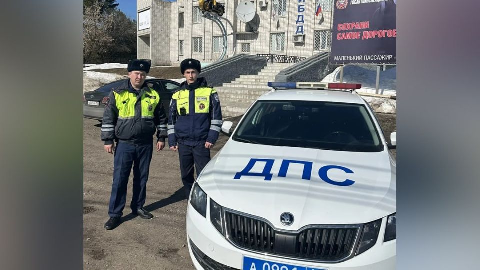 В Марий Эл инспекторы ДПС спасли задыхавшегося малыша