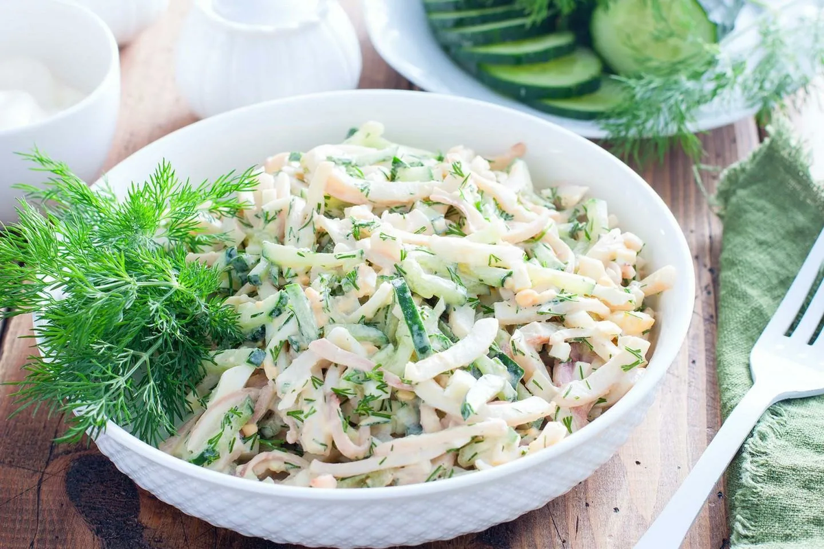 Салат с кальмарами, яйцами и огурцами