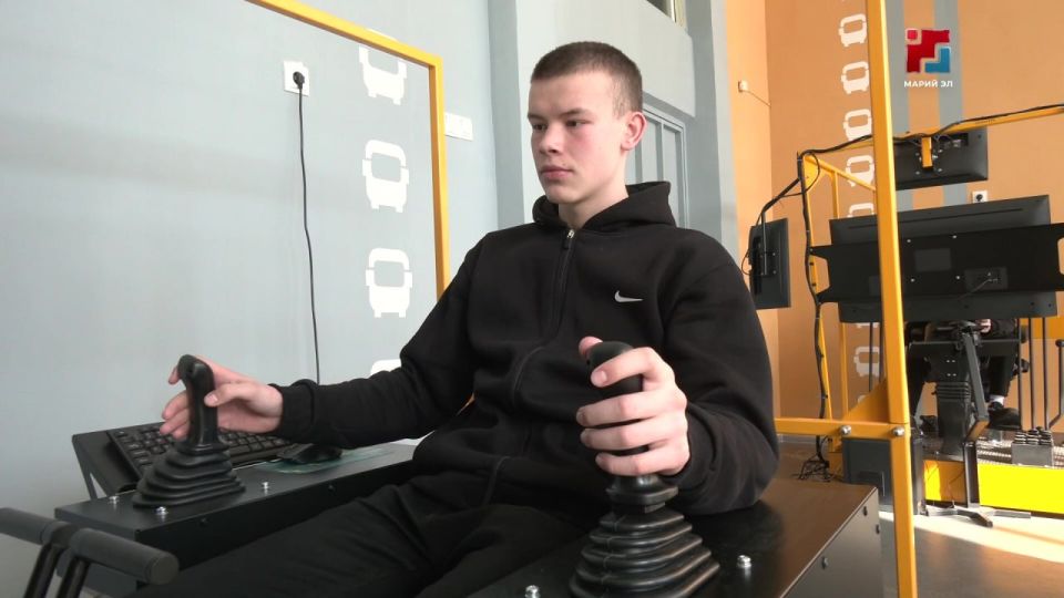 Каток, который едет сам, и водитель, который больше работает за компьютером, чем за рулем