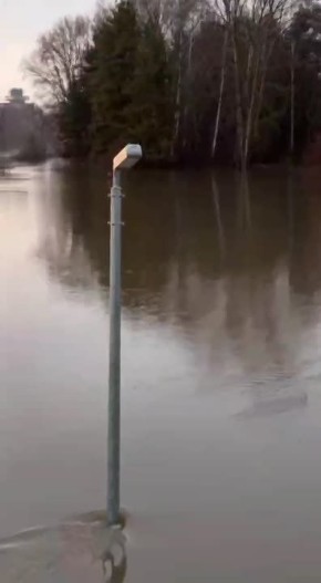 В Марий Эл сильные паводки: люди плавают на сапах там, где раньше ходили пешком