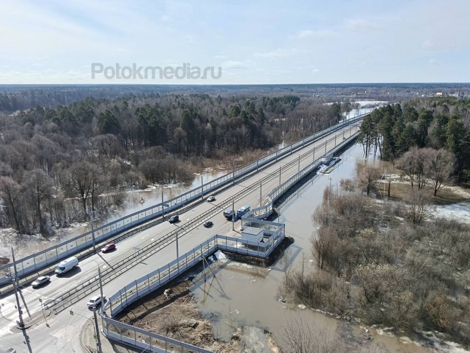 Такая ситуация сегодня на магистральной улице в створе улицы Кирова в Йошкар-Оле