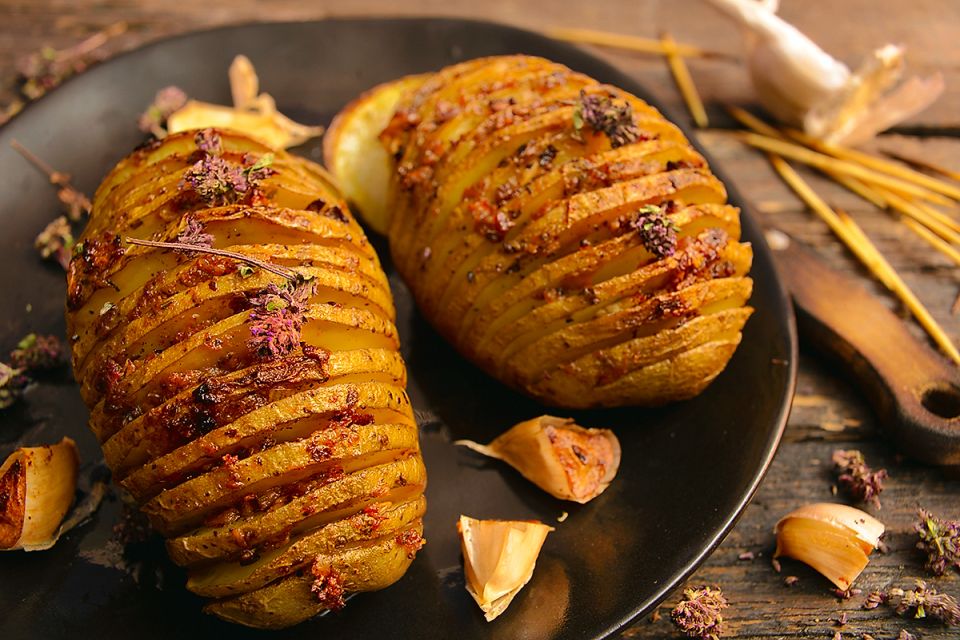 Нежнейшая картошка-гармошка с сыром, запеченная до золотистой корочки