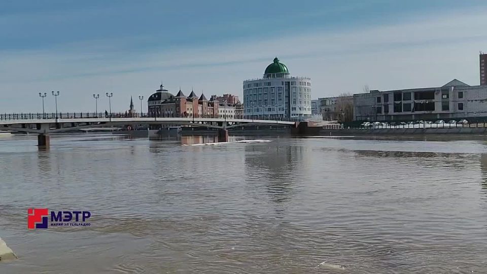 Город живёт, река течёт. Половодье продолжается