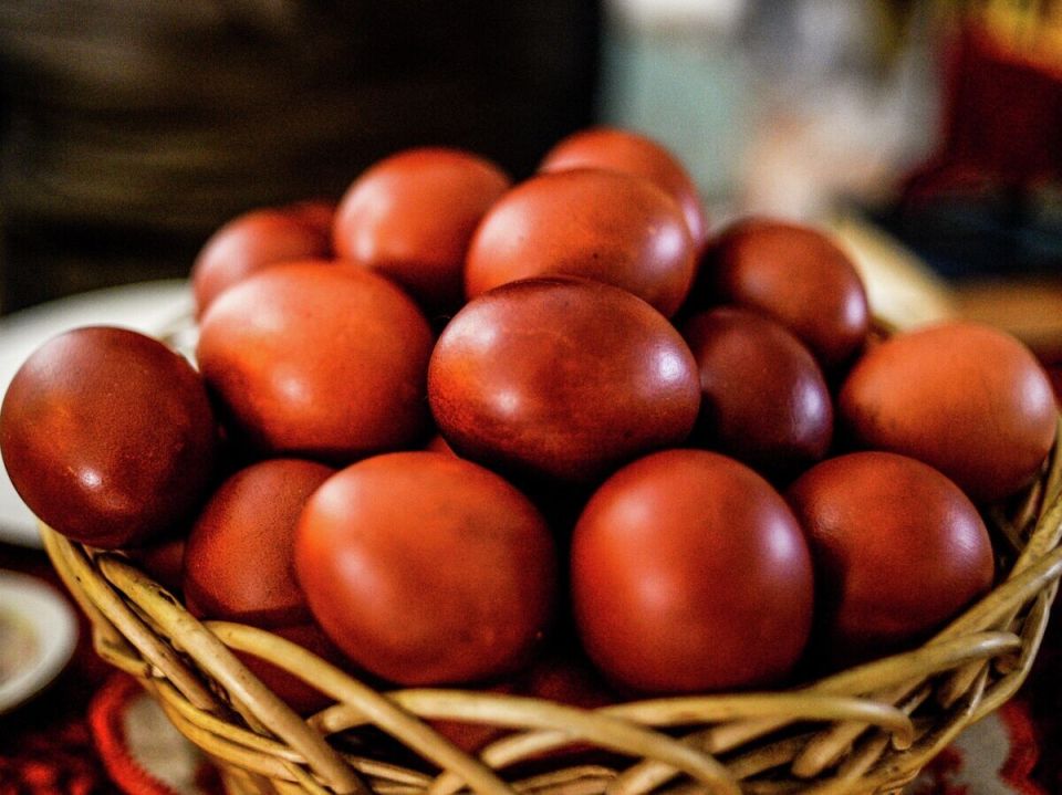 Как покрасить яйца на Пасху: советы опытного повара