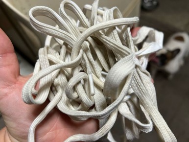 Как вернуть идеальную белизну шнуркам: простой способ очистки