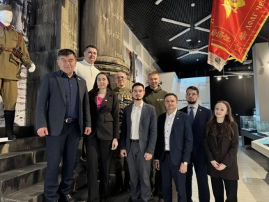 Александр Смирнов обсудил с молодыми парламентариями и поисковиками создание туристических маршрутов по местам боевой славы