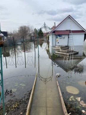 В частном секторе Волжска вода зашла не только на придомовые участки, но и внутрь жилых построек — в комнатах уровень достигает 30 сантиметров и выше