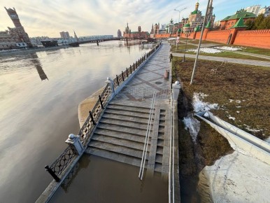 Врио мэра Йошкар-Олы Антон Трудинов призвал горожан не заходить за фан-барьеры, установленные в местах спуска к воде на набережной