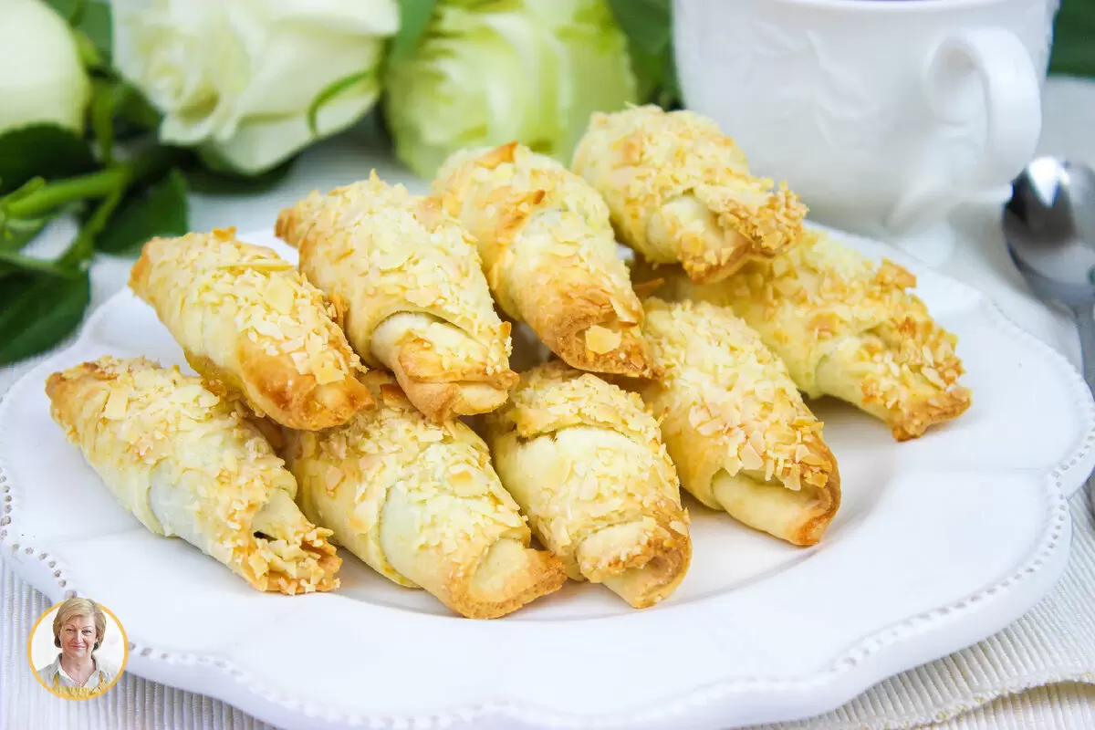 Нежные рогалики с черной смородиной и хрустящими орехами