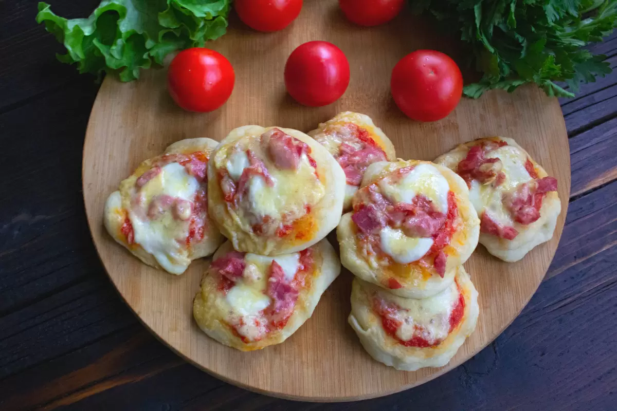 Пиццетты с ветчиной и моцареллой