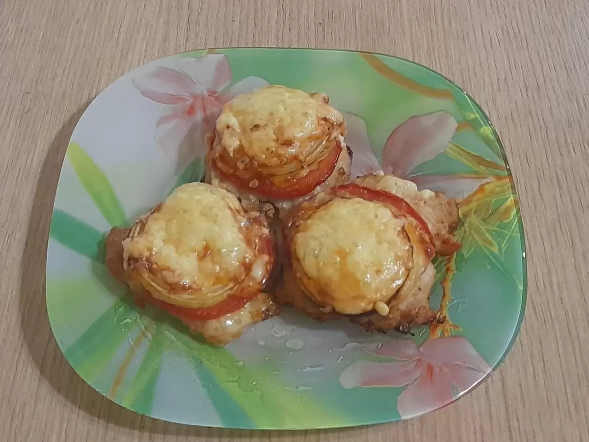 Порадуйте близких нежным мясом под овощной шубой: оригинальный рецепт свиных отбивных